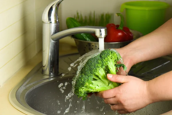 Washing fresh vegetables. — Stock Photo, Image