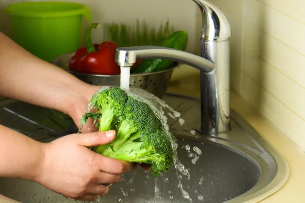 Mytí čerstvá zelenina. — Stock fotografie