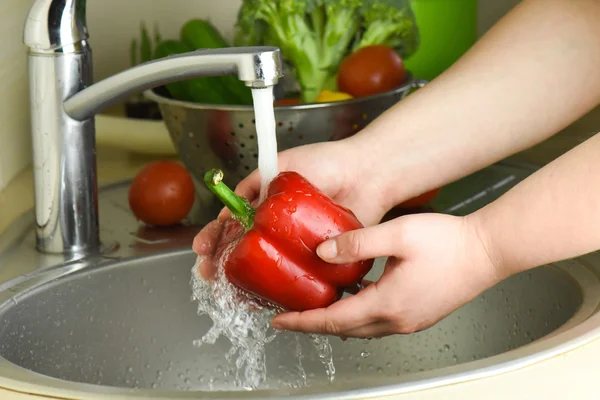 Washing fresh vegetables. — Stock Photo, Image
