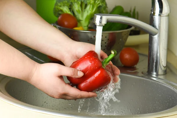 Washing fresh vegetables. — Stock Photo, Image