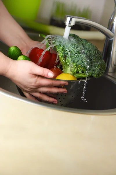 Мытье овощей в раковине — стоковое фото