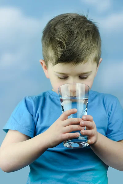 Retrato de niño bebiendo vaso de agua — Foto de Stock
