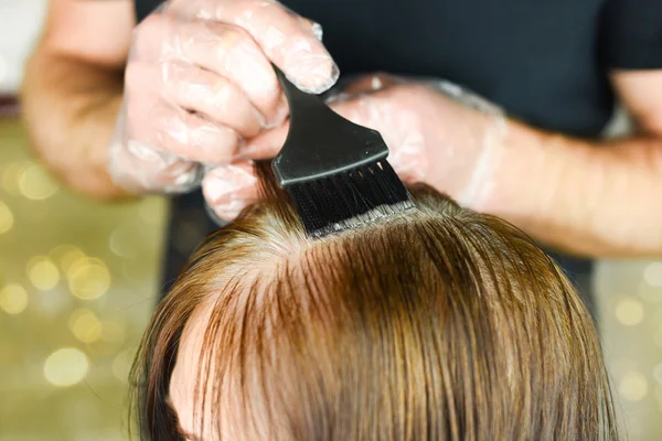 Colorazione dei capelli nel processo — Foto Stock