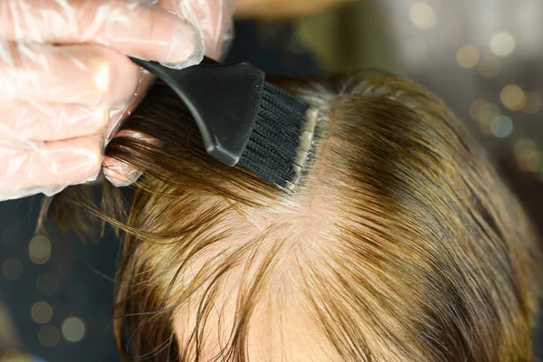 Coloração do cabelo em processo — Fotografia de Stock