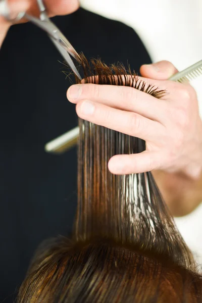 Las manos de peluquero cortando pelo . — Foto de Stock