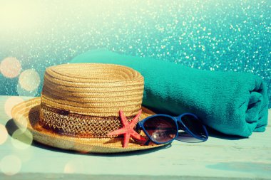 Şapka ve gözlük mavi plaj arka plan