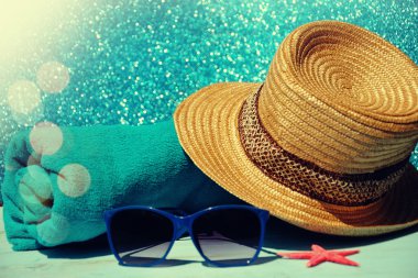 Şapka ve gözlük mavi plaj arka plan