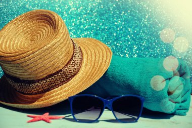 Şapka ve gözlük mavi plaj arka plan