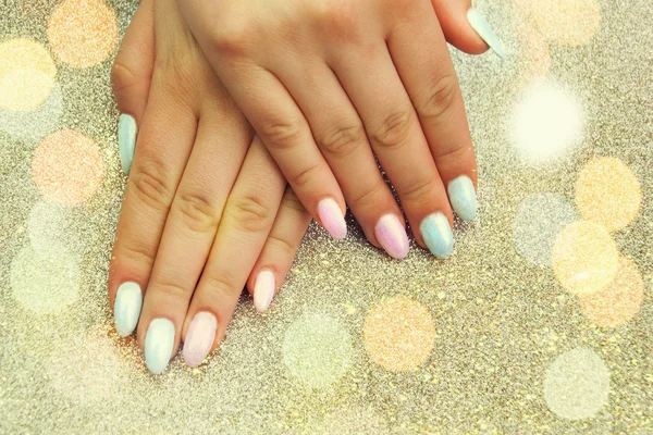 Pastelowy manicure kobiece strony — Zdjęcie stockowe