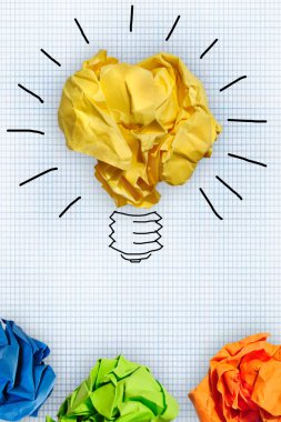 Yaratıcı fikir. Fikir ve kağıt top ile yenilik kavramı.
