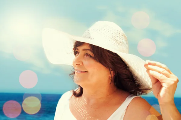 Senior vrouw op het strand — Stockfoto