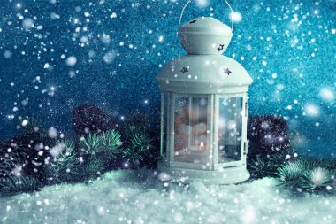 Fener, kar ve köknar ağacı dalı ile Noel dekorasyon.