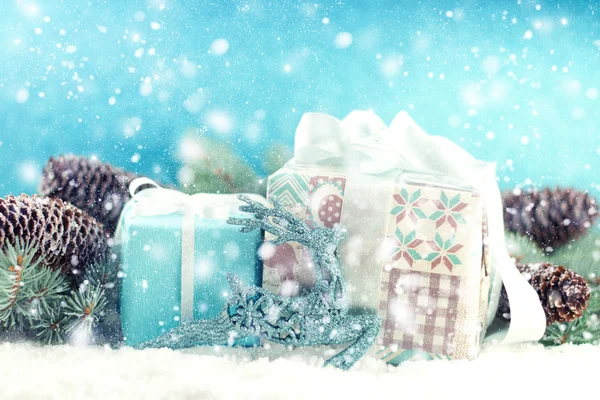 Carte de voeux de Noël avec boîtes cadeaux et branches dans la neige — Photo