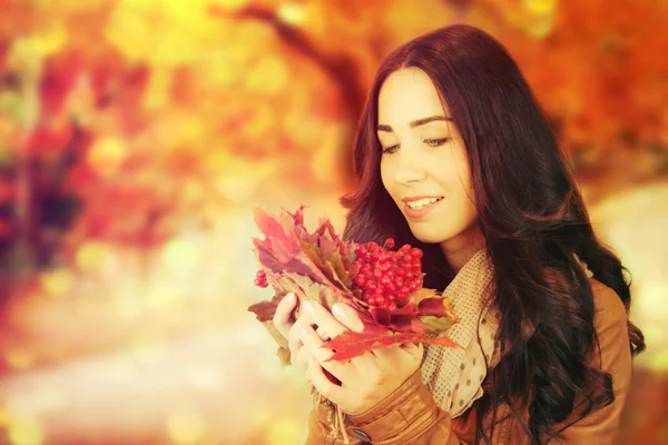 Frau auf Herbstblättern Hintergrund. — Stockfoto