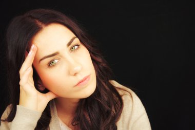 Bir baş ağrısı olan genç ve güzel kadın portresi