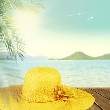 Hasır şapka sahilde. Tatil kavramı arka plan.