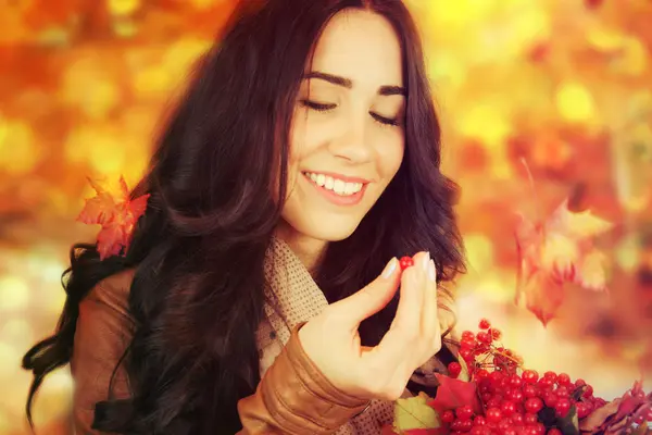 Herbst Frau auf Herbstblättern Hintergrund. — Stockfoto