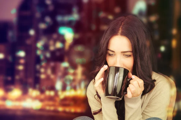 Aantrekkelijke jonge brunette vrouw met mok hete thee. — Stockfoto