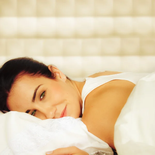 Retrato de jovem bela mulher na cama . — Fotografia de Stock