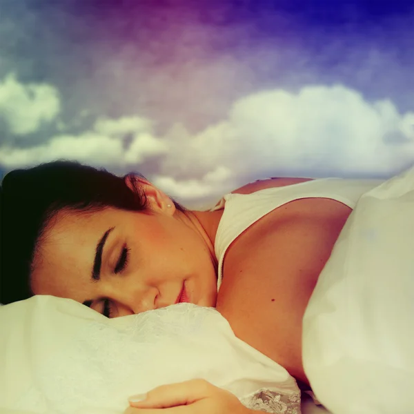 Portret młodego piękną kobietą w łóżku. — Zdjęcie stockowe