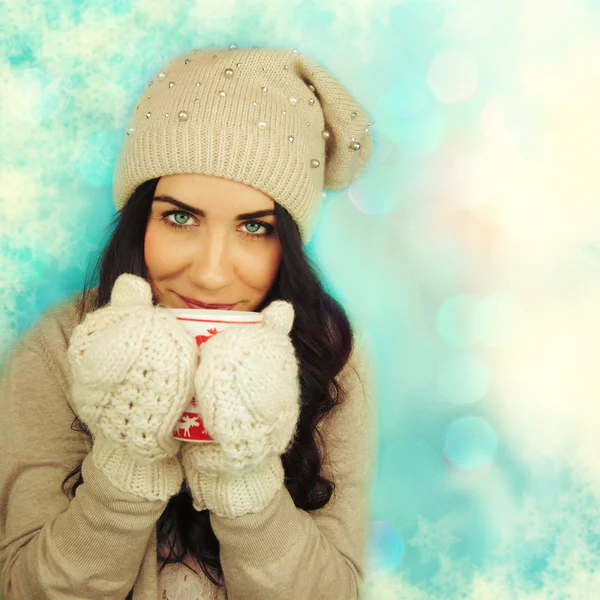 Junge Frau mit Tasse im Winterurlaub. — Stockfoto