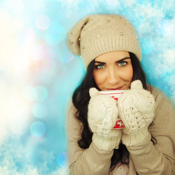 Junge Frau mit Tasse im Winterurlaub. — Stockfoto