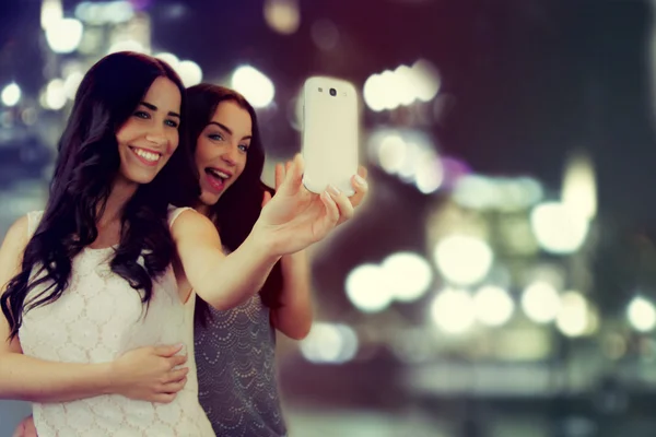 Vänner att göra selfie. Två vackra unga kvinnor att göra "selfie". — Stockfoto