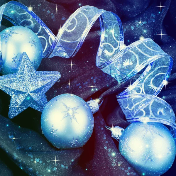 Decorações de Natal e fita em um fundo azul — Fotografia de Stock