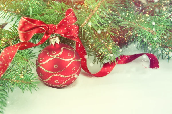 Rote Weihnachtskugel auf dem Schnee. — Stockfoto