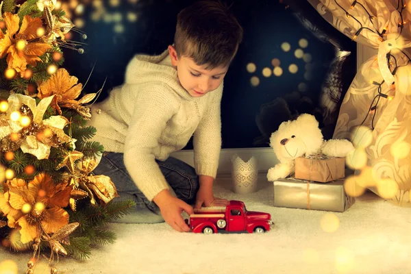 Portret ładny mały chłopiec bawi się zabawki — Zdjęcie stockowe