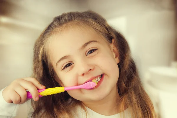 Linda niña lavando dientes — Foto de Stock