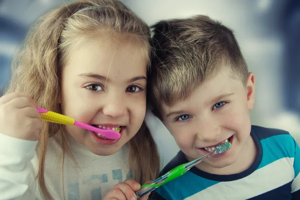 Crianças lavar os dentes — Fotografia de Stock