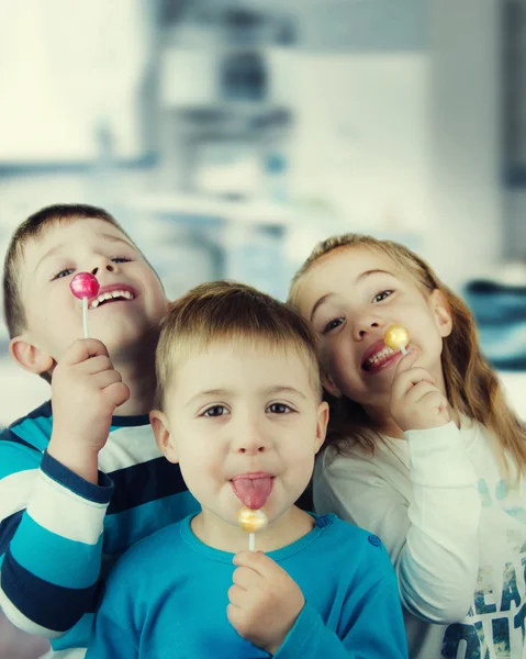 Niños felices con piruleta — Foto de Stock