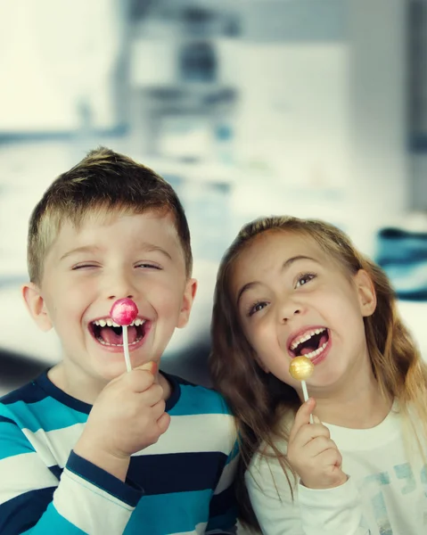 Niños felices con piruletas — Foto de Stock