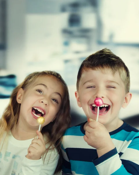 Niños felices con piruletas — Foto de Stock