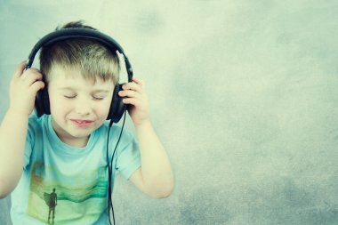 kulaklık sevimli oğlan