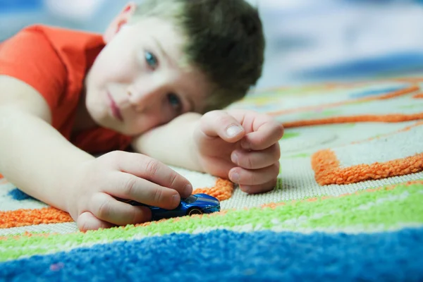 Netter Junge beim Spielen — Stockfoto