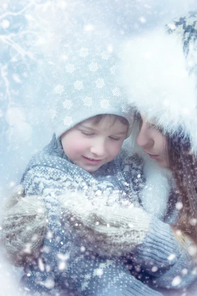 Matka i dziecko bawiąc się śnieg — Zdjęcie stockowe