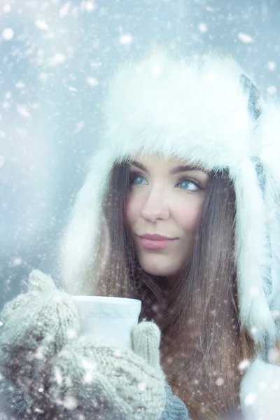 Jonge vrouw drinken koffie — Stockfoto