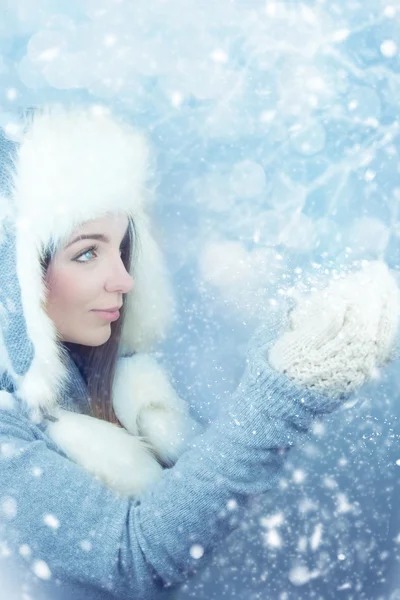 Girl playing with snow — Stock Photo, Image