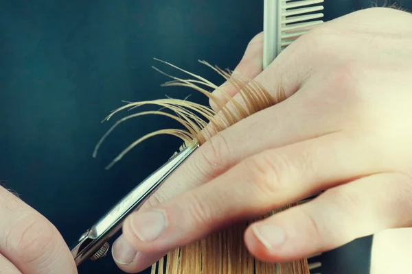 Fryzjer ręce cięcia włosów. — Zdjęcie stockowe