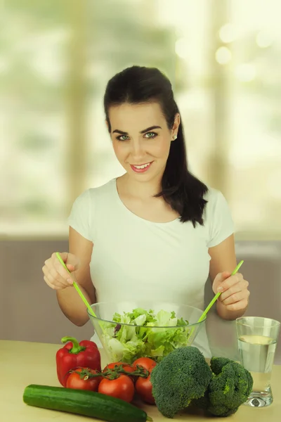 Una hermosa chica comiendo comida saludable — Foto de Stock