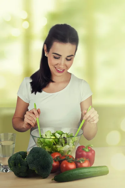 Portrait of attractive caucasian woman eating salad — Stock Photo, Image