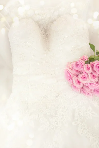 Свадебное платье с цветами — стоковое фото