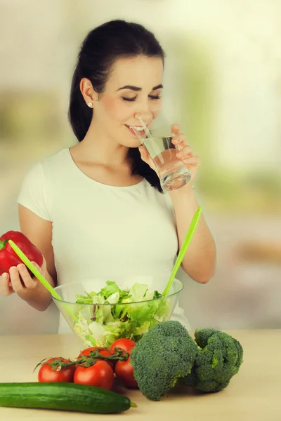 Portret van een aantrekkelijke blanke lachende vrouw die salade eet — Stockfoto