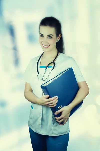 Porträt einer schön lächelnden Krankenschwester — Stockfoto