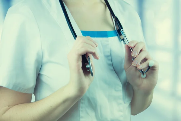 Krankenschwester mit Stethoskop in der Hand — Stockfoto