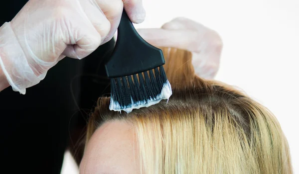 Coloración del cabello en proceso — Foto de Stock