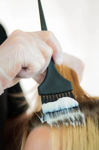 Coloração do cabelo em processo — Fotografia de Stock