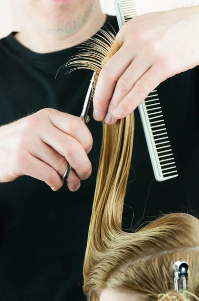 Las manos de peluquero cortando pelo . — Foto de Stock